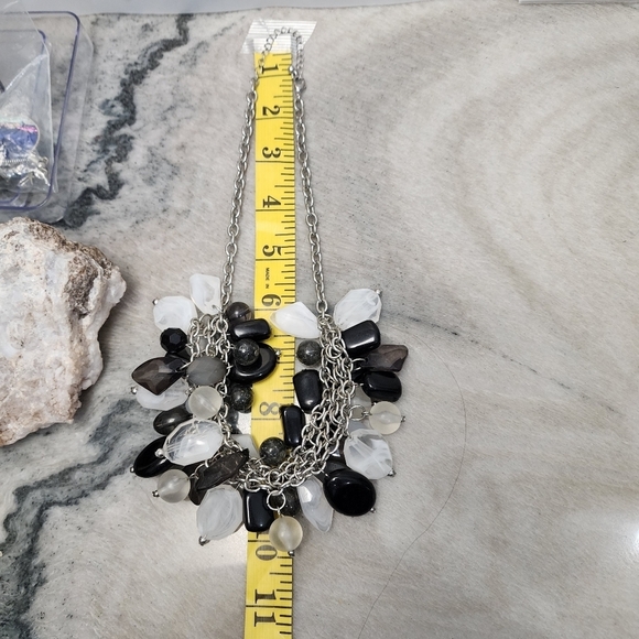 Black and white statement chunky necklace - Picture 7 of 8